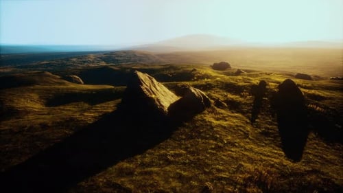 Hochgebirgssommerlandschaft und Wiese mit riesigen Steinen im Gras