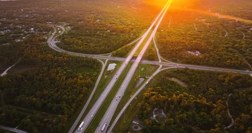Sistema de intercambio de autopistas en Florida con rampas de salida y flujo de tráfico de alta velocidad al atardecer