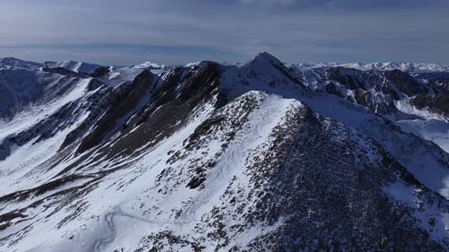 Luftbild über den Bergen im Skigebiet Vallter 2000, Spanien
