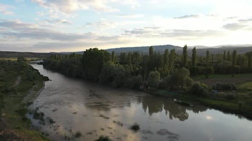 Vue aérienne avec rivière et arbres