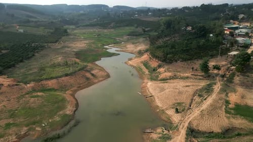 ein Drohnenblick auf den Vietnam-Fluss mit wenig Wasser aufgrund der großen Dürre