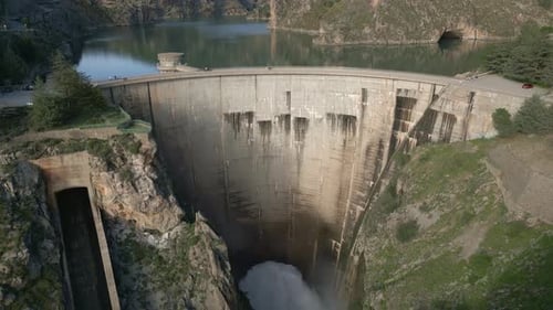 Gewölbedamm und Stausee. Panorama-Luftaufnahme der Infrastruktur für die Wasserspeicherung.