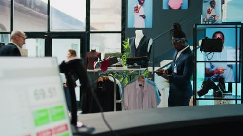 Afroamerikanischer Mitarbeiter berät ältere Kunden im Einzelhandelsgeschäft