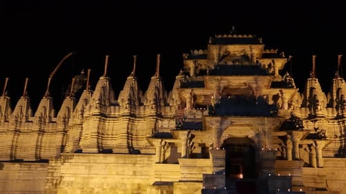ancienne architecture de temple unique illuminée la nuit sous différents angles Vidéo prise à Ranak