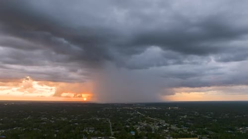 Gewitterregen in Florida mit Dramatisch Wolkenformationen Regenwasser prasselt auf den Vorort