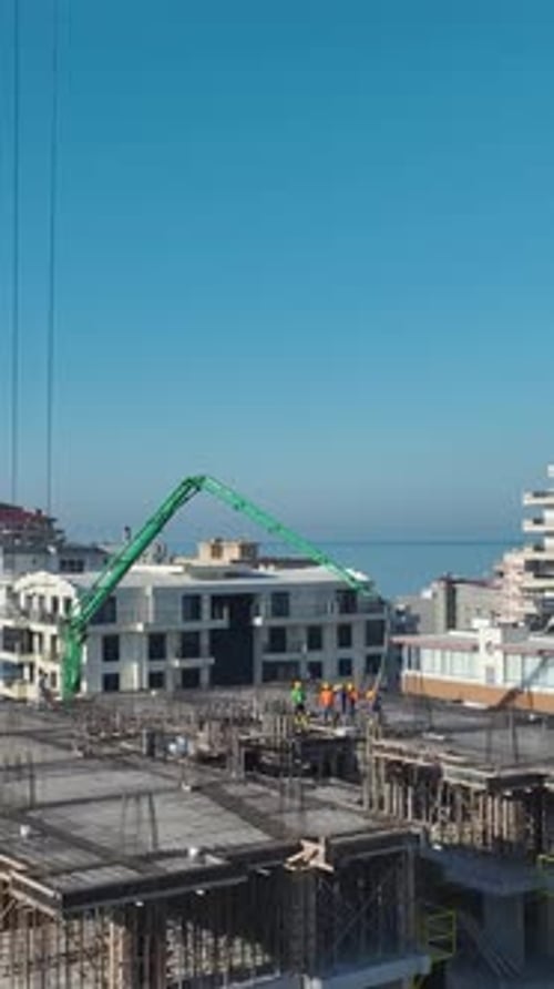 Vídeo vertical de una construcción residencial con trabajadores construyendo paredes e instalando metal