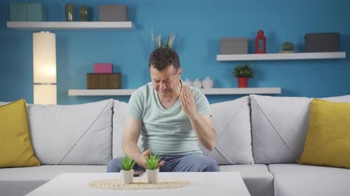 Der Mann, der wütend auf sich selbst ist und Fehler hat.
