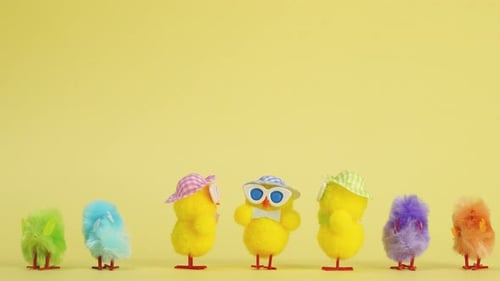 Stop-Motion-Animation mit tanzenden Hühnern zu Ostern mit Kopierraum