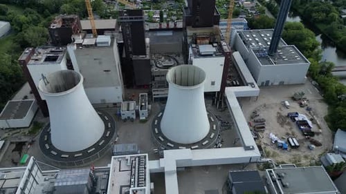 desmantelamiento del proceso de demolición de centrales eléctricas. Zumbido de vuelo con vista aérea increíble