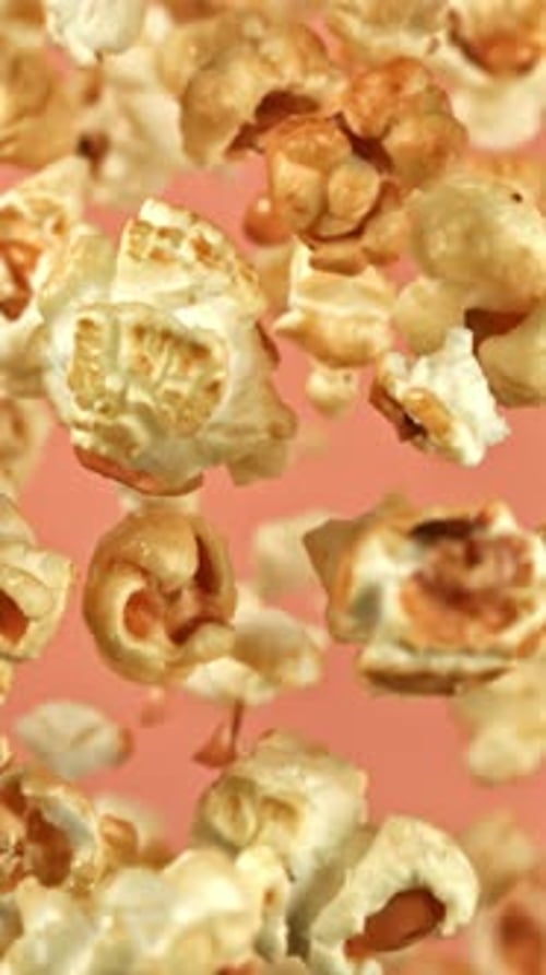 Fliegendes Popcorn in Superzeitlupe, gefilmt mit einer Hochgeschwindigkeitskamera mit 1000 Bildern pro Sekunde