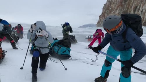 El instructor enseña al grupo a comportarse correctamente durante un fuerte vendaval.