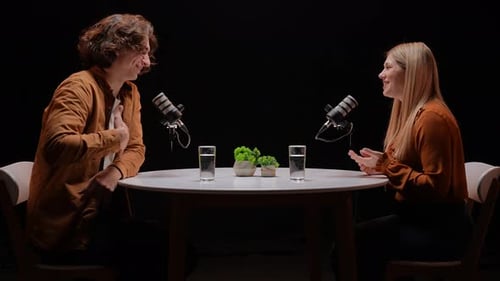 Une conversation captivante se déroule dans un studio de podcast confortable avec des invités experts partageant des histoires