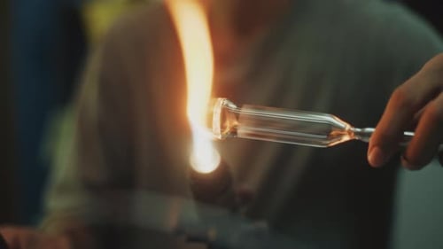 Flamme und Glas Die gekonnte Kunst der Glasbläserei in kreativer Aktion und einzigartiger Handwerkskunst