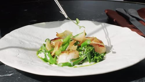 Pétoncles grillés avec sauce soja et asperges, pétoncles japonais garnis de fines herbes