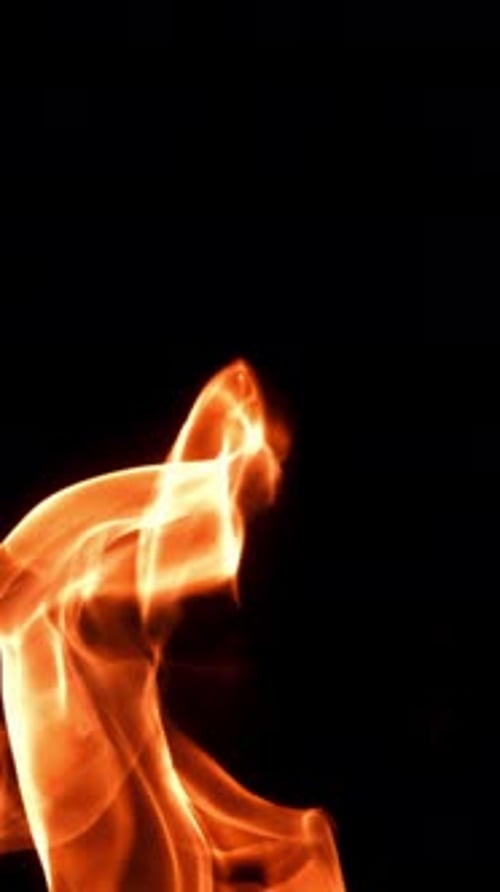 Feuer und Flammen auf schwarzem Hintergrund, gefilmt mit einer Hochgeschwindigkeitskamera mit 1000 Bildern pro Sekunde