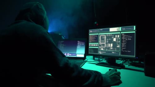 Des pirates informatiques recherchés codant un virus et un ransomware à l'aide d'ordinateurs portables et d'ordinateurs dans le cadre d'une cyberattaque