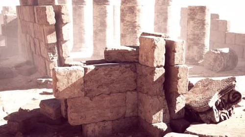 Colonnes et statues de l'entrée principale du temple