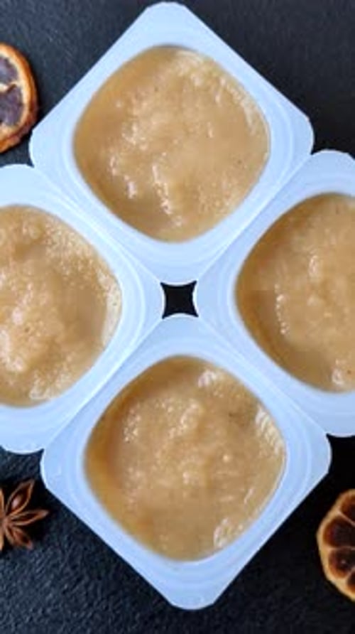 Sauce sucrée aux pommes, nourriture pour bébés, ingrédient en conserve pour les desserts. Compote de pommes