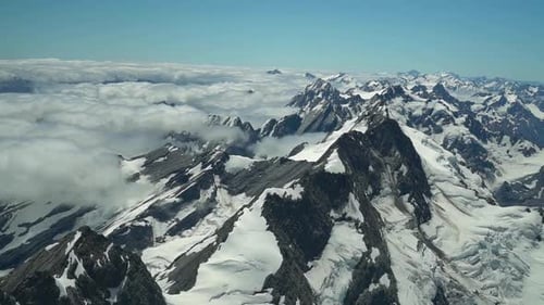 SLOWMO - Montañas rocosas cubiertas de nieve en el Parque Nacional Cook de la Montaña Aoraki, Alpes del Sur, Nueva Zelanda