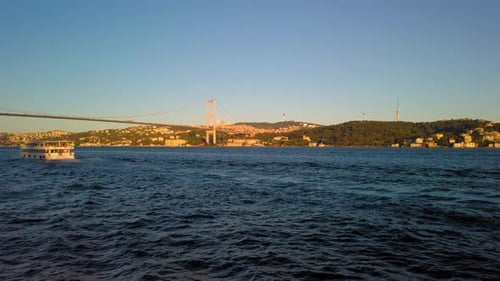 Pont du Bosphore pendant l'heure d'or, Istanbul, Turquie