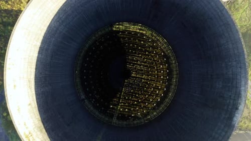 Foto con Zumbido de una central eléctrica de carbón. Planta de energía nuclear.