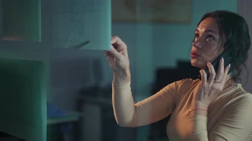 Fröhlicher Unternehmensangestellter, der sich per Smartphone an Geschäftsgesprächen beteiligt