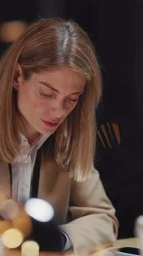 Une personne concentrée et professionnelle dédiée à la prise de notes efficace pendant les réunions