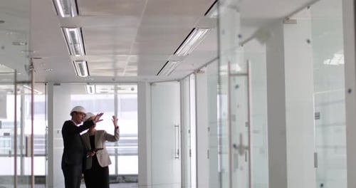 Empresario busca un nuevo espacio de oficina