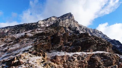 INCREÍBLE VISTA AÉREA QUE RODEA LA MONTAÑA ROCKS CANYON EN PROVO, UTAH