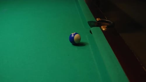 Playing American Billiard Poule Closeup Bunte Bälle auf grünem Billardtisch Billardkugeln mit
