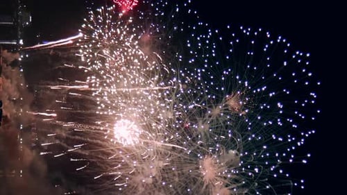 Feux d'artifice de la Saint-Sylvestre, boucle de célébration fluide entre un vrai feu d'artifice, un fond d'artifice et un abstrait