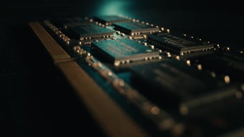 Roter Rasterlaserstrahl, der sich über Computer-RAM-Chips bewegt