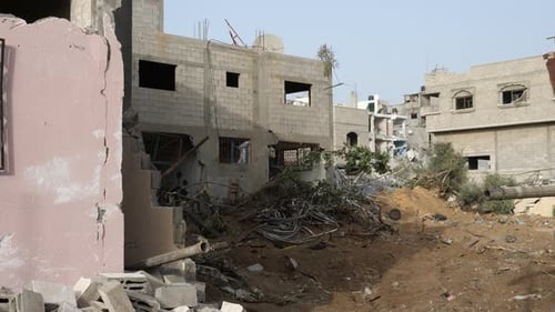 Nach einem Angriff während des Kriegskonflikts zwischen Israel und der Hamas gibt es noch immer bombardierte und zerstörte Wohngebäude