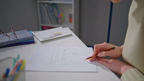 Unbekanntes Mädchen füllt Test am Schreibtisch zu Hause aus, Nahaufnahme, Frau macht Übungen beim Lernen