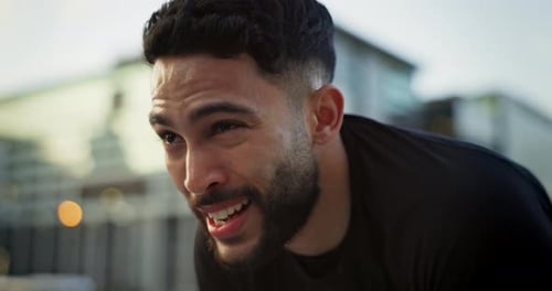 Fitness, Schweiß und müder Mann in der Stadt, der in der Pause vom Training im Freien atmet, entspannt und erholt