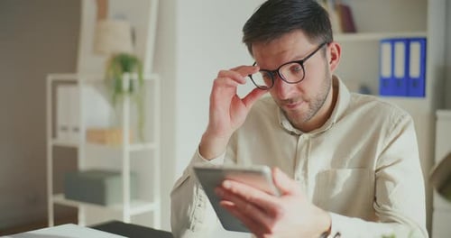 Homme d'affaires utilisant une tablette numérique au bureau