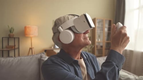Homem adulto jogando jogo VR em casa