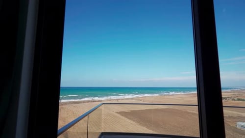Visita al ático frente al mar, balcón con vista a la playa, interior moderno, espacio habitable de lujo, bienes raíces