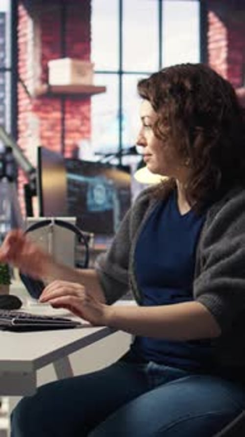 Entwickler für vertikale Video-Telearbeit nutzt Computer für Gehirn mit künstlicher Intelligenz