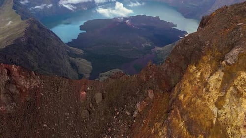 Vista aérea de drone do topo do vulcão ativo Rinjani de Lombok, Indonésia