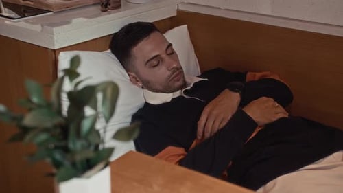 Homme caucasien faisant une sieste à la maison