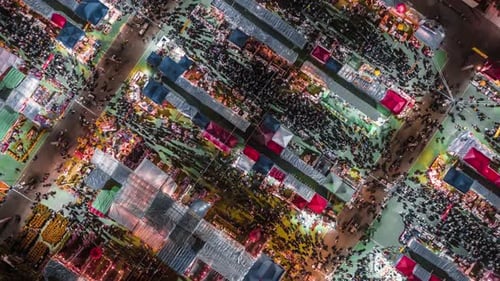 Vue aérienne d'une grande foule de personnes sur le marché de la ville