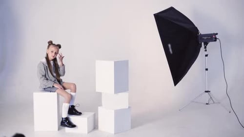 Jeune fille posant en studio avec fond blanc