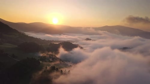 Goldener Sonnenaufgang über nebligen Bergen