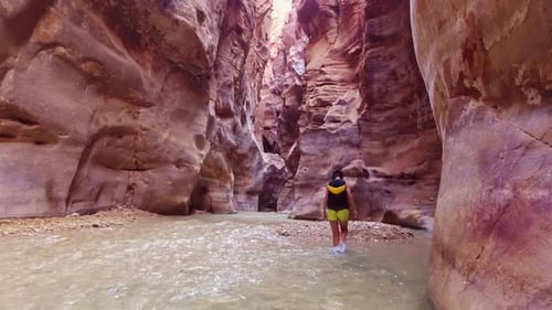 Alleine Touristin wandert im Wadi Mujib River Canyon