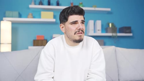 Jovencito que llora.