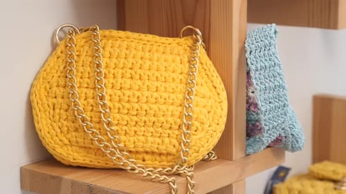 Exhibición de bolsos de mujer de color amarillo