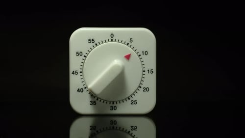 Zeitraffer eines Küchenuhr-Timers, Countdown auf Null.