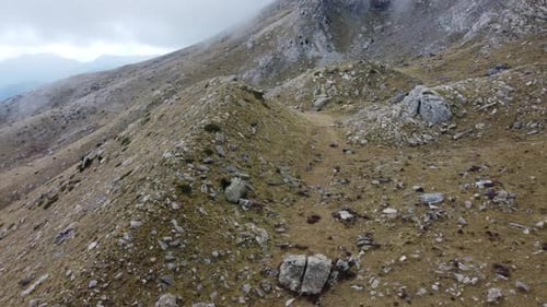 Des paysages de montagne majestueux, avec des vallées époustouflantes et un terrain accidenté | Images aériennes de G