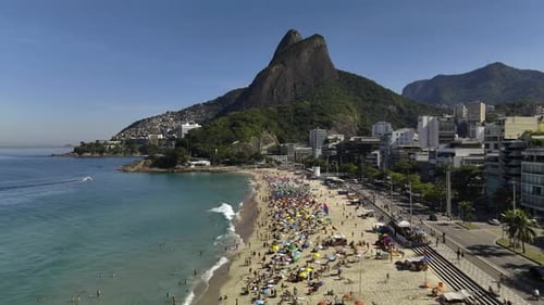 Vista aérea sobre as pessoas na Praia do Leblon, no ensolarado Rio de Janeiro, Brasil
